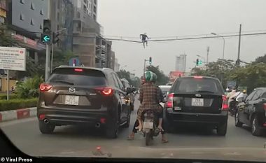 I lodhur nga trafiku i dendur, vietnamezi vendosë të kalojë nën anën tjetër të rrugës nëpër kabllot e rrymës (Video)