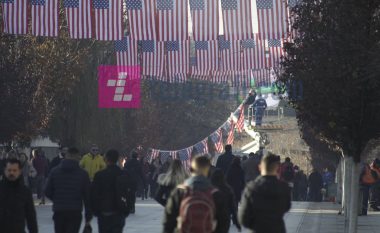 Prishtina mbushet me flamuj amerikanë (FOTO)
