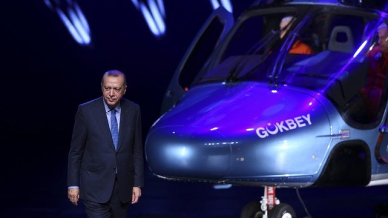 Turqia bëhet me fluturake të re moderne, Erdogan prezanton me krenari helikopterin e ri ushtarak “Gokbey” (Foto/Video)  