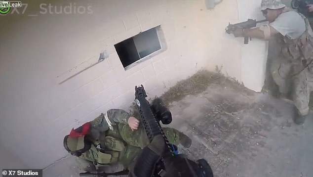 Vetëm një sekondë para se të shpërthej, kapë granatën dhe e hedh nga dritarja (Video)