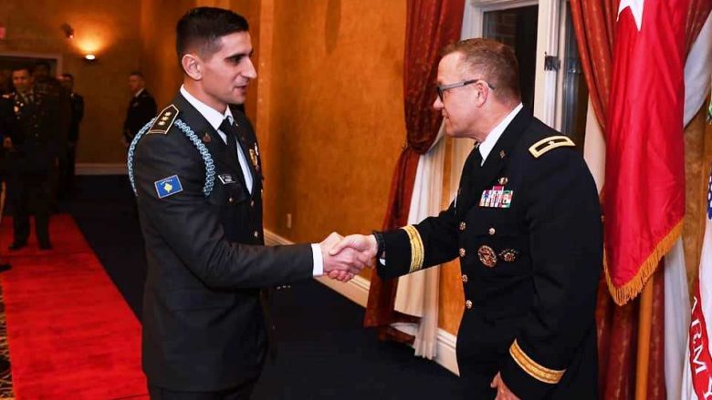 Pjesëtari i FSK-së nderohet me dy çmime në shkollën ushtarake në SHBA
