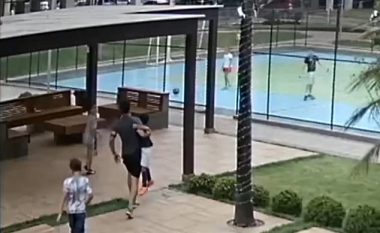 Menduan se të birin ua rrëzoi bashkëmoshatari derisa po luanin futboll, prindërit rrahin 6-vjeçarin – kamerat e sigurisë zbuluan të vërtetën (Video, +18)