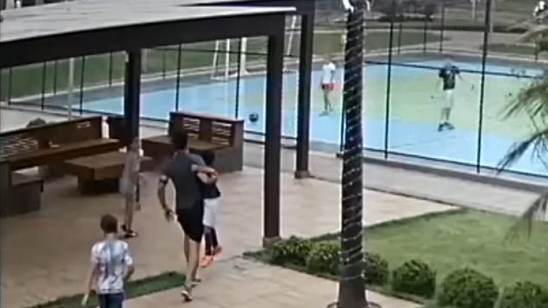 Menduan se të birin ua rrëzoi bashkëmoshatari derisa po luanin futboll, prindërit rrahin 6-vjeçarin – kamerat e sigurisë zbuluan të vërtetën (Video, +18)