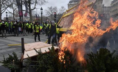 Kaos në Paris, qindra të arrestuar në protestat e jelek-verdhëve