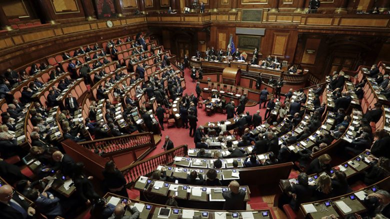 Dy deputetë italianë “përziejnë pasionin me politikën”, kapen duke bërë seks në një banjë