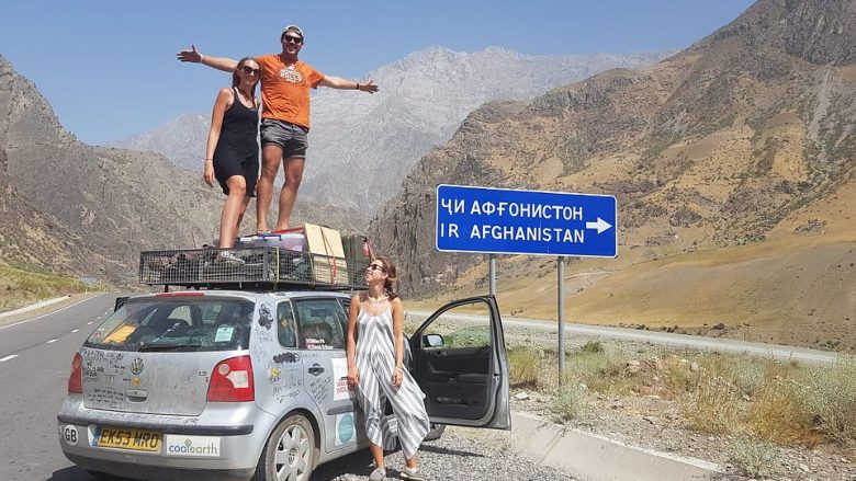 Pinë çaj me dy iranianë me kallashnikovë dhe kamping në një zonë lufte – të përjetosh një udhëtim plot sfida nga Londra në Siberi me një veturë 1000 dollarëshe (Foto)