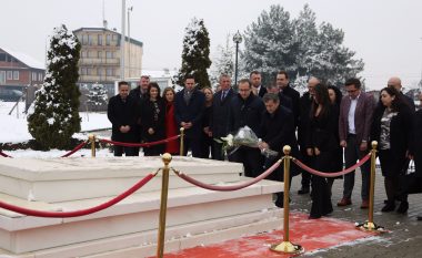 Deputetët e LDK-së bëjnë homazhe te varri i Presidentit Rugova dhe i Kolonelit Ahmet Krasniqi