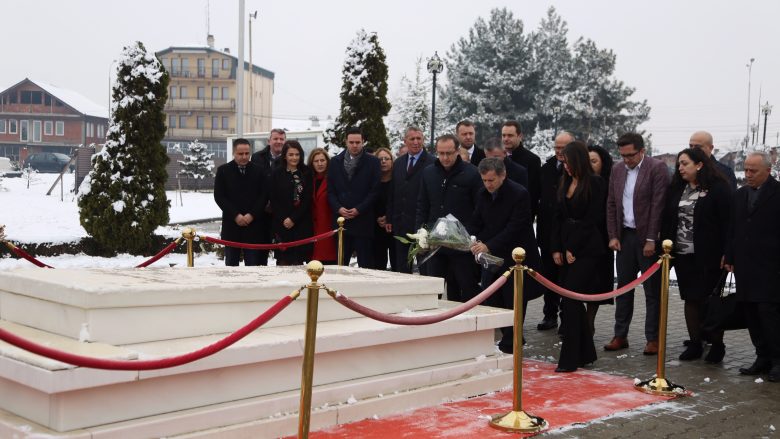 Deputetët e LDK-së bëjnë homazhe te varri i Presidentit Rugova dhe i Kolonelit Ahmet Krasniqi