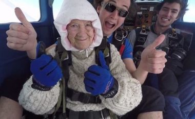 Australianja 102-vjeçe hidhet me parashutë për bamirësi (Video)