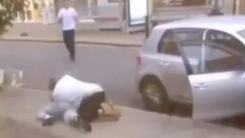 Rrah brutalisht me shkop të bejsbollit burrin në mes të ditës në qendër të Londrës (Video, +18)