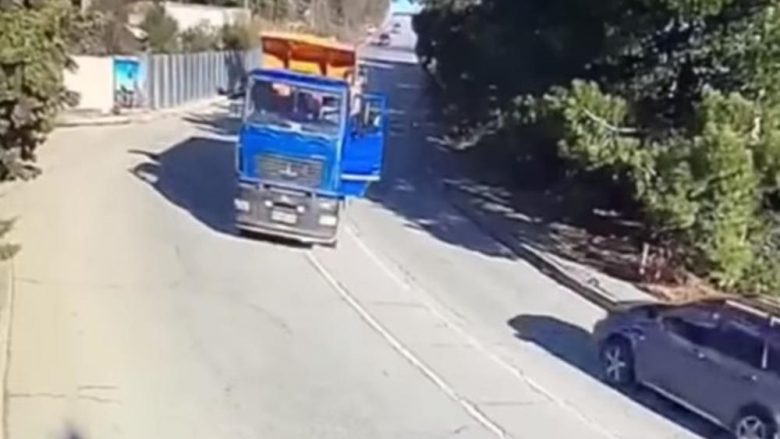 Humb kontrollin mbi timonin, kamioni “fluturon” nga rruga dhe përplaset në tobogan – shoferi arrin të kërcej para përplasjes (Video)