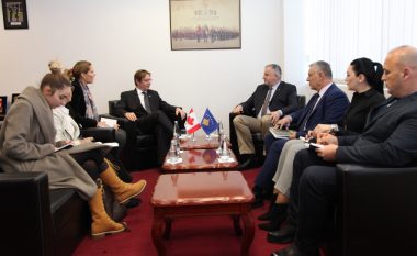 Ministri Berisha dhe ambasadori kanadez flasin për transformimin e FSK-së