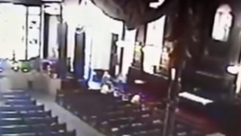 Momenti i sulmit në katedralen në Brazil, sulmuesi shtie mbi turmën – 5 të vdekur (Video, +18)