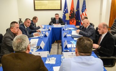 Ministri Lekaj flet me kryetarët e komunave për Autostradën e Dukagjinit