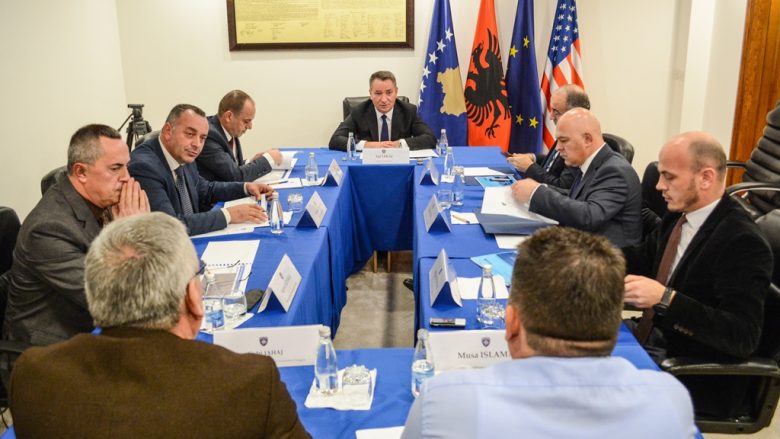 Ministri Lekaj flet me kryetarët e komunave për Autostradën e Dukagjinit