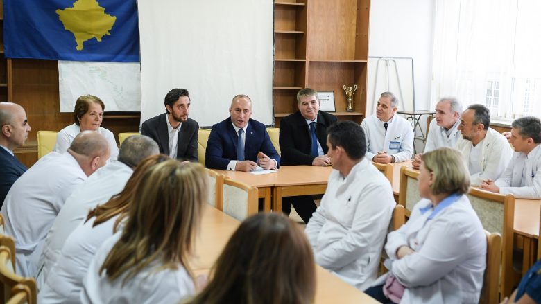 Haradinaj dhe Ismaili vizitojnë Klinikën e Gjinekologjisë, thonë se gjendja po ndryshon për të mirë