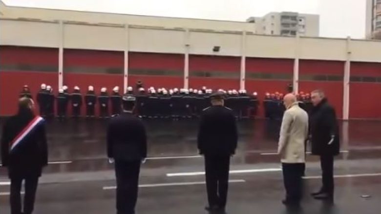 Zjarrfikësit u kthejnë shpinën politikanëve gjatë ceremonisë zyrtare (Video)