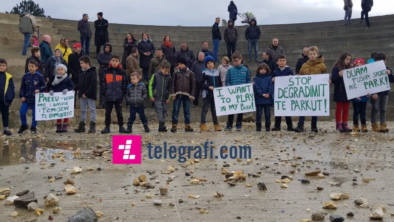 Fëmijët protestojnë: Stop degradimit të parkut të Velanisë