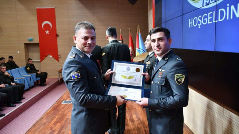 Diplomon piloti i parë i Ushtrisë së Kosovës (Foto)