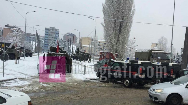Tanket e KFOR-it qëndrojnë mbi urë të Ibrit në Mitrovicë