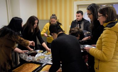 Studentët e UBT-së dhuruan ushqime për banorët e Shtëpisë së Pleqve