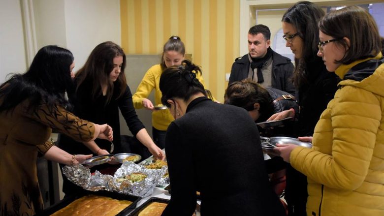 Studentët e UBT-së dhuruan ushqime për banorët e Shtëpisë së Pleqve
