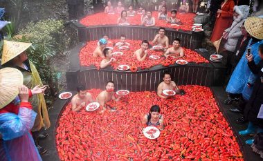 Gara e ngrënies së specave të djegës, kinezja arrin për 60 sekonda t’i ha 20 copë (Foto/Video)