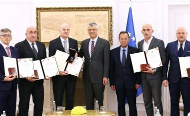 Thaçi me Medalje Presidenciale dekoron disa nga oficerët e parë të UÇK-së