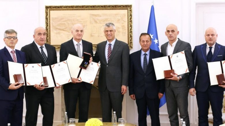 Thaçi me Medalje Presidenciale dekoron disa nga oficerët e parë të UÇK-së