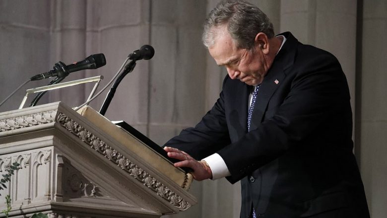 George W. Bush shpërthen në lot, derisa i thotë lamtumirën e fundit babait të tij (Video)