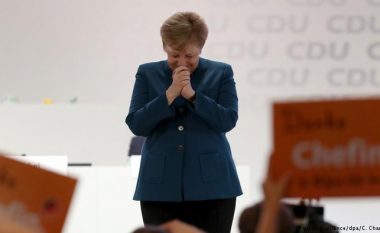 Lot dhe 10 minuta duartrokitje, Angela Merkel lë CDU pas 18 vitesh (Video)