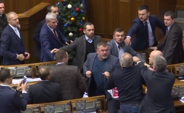 “Agjenti i Putinit” provokon përleshje, nuk mungojnë as grushtet në Parlamentin e Ukrainës (Video)