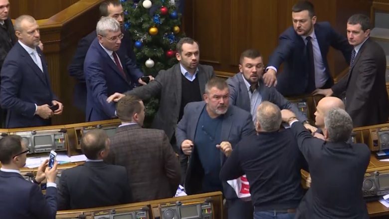 “Agjenti i Putinit” provokon përleshje, nuk mungojnë as grushtet në Parlamentin e Ukrainës (Video)