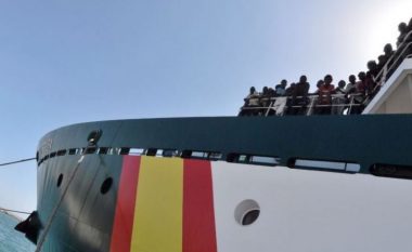 U refuzua nga Italia dhe Malta, anija me emigrantë mbërrin në Spanjë