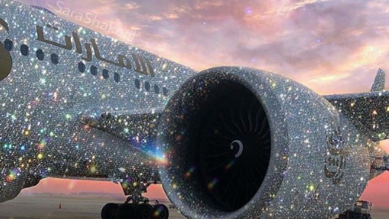 Aeroplani i kompanisë arabe i mbuluar prej diamanteve mahniti përdoruesit e internetit, por jo gjithçka është si duket (Foto)
