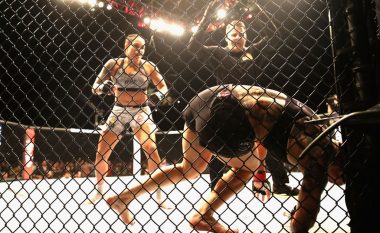 Amanda Nunes shokon botën e UFC-së, mposhtë ikonën Cris Cybod me nokaut pas 51 sekondave