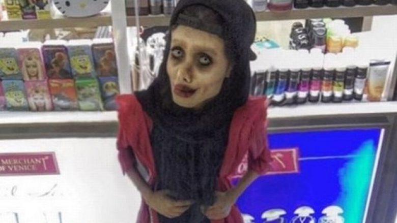 ‘Angelina’ iraniane, shoqe e ngushtë me adoleshenten që jeton si kukull e gjallë (Video)