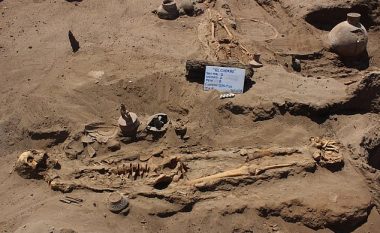 Arkeologët tregojnë arsyen e zymtë pse disa skeleteve të gjetur në Peru, iu mungonin shputat e këmbëve (Foto)