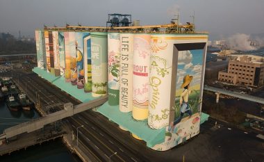 Artistët shpenzuan 850 mijë litra ngjyrë, për t’i kthyer siloset e drithit në mural gjigant (Foto)