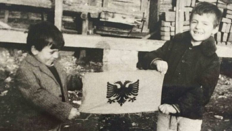 Fotografi e 6 tetorit të vitit 1968, kur u lirua përdorimi i flamurit kombëtar për shqiptarët në ish-Jugosllavi. Në foto (nga e majta), janë: publicisti Bajram Mjeku dhe djali i tij i axhës, Jakup Mjeku