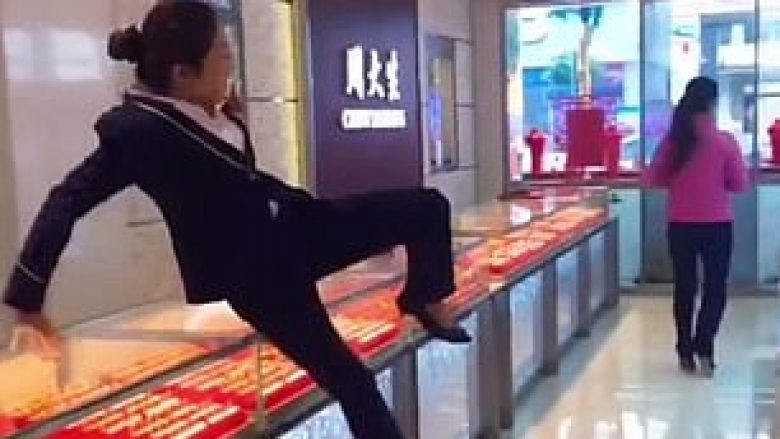 Blerësit mashtrojnë argjendarët, bëhen kinse po ikin me stoli para se të ndalojnë para pasqyrës (Video)