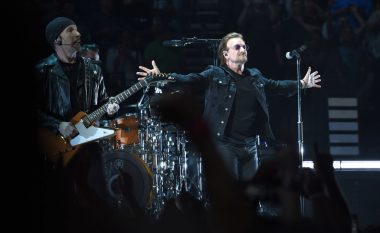 Bono dhe The Edge këndojnë për të pastrehët në Dublin dhe mbledhin fonde për ta