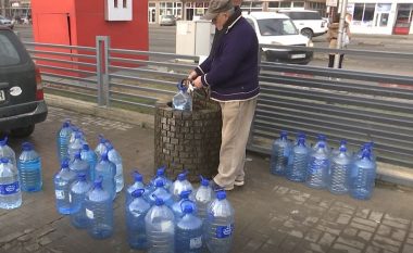 Banorët e Fushë Kosovës bartin ujin e pijes, KRU “Prishtina” premton zgjidhje në pranverë (Video)
