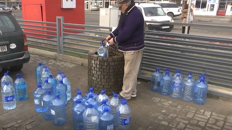 Banorët e Fushë Kosovës bartin ujin e pijes, KRU “Prishtina” premton zgjidhje në pranverë (Video)