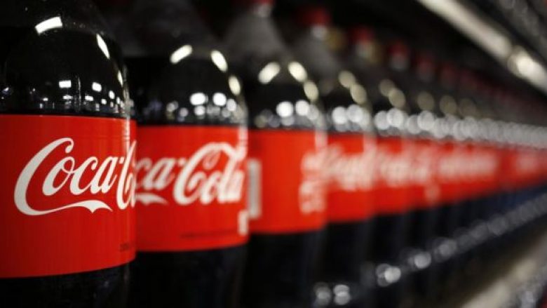 Qeveria ndalon importin e Coca Cola-s nga Serbia