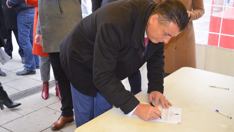 Fillon nënshkrimi i peticionit për bashkimin e qytetit të Mitrovicës