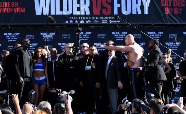 Me tensione dhe rivalitet bëhet edhe matja zyrtare – dallim i madh në peshë mes Wilder dhe Furyt