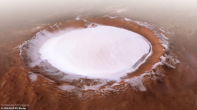 Dimër në Mars: Krateri prej 80 kilometrash, i mbuluar nga një shtresë akulli (Foto)