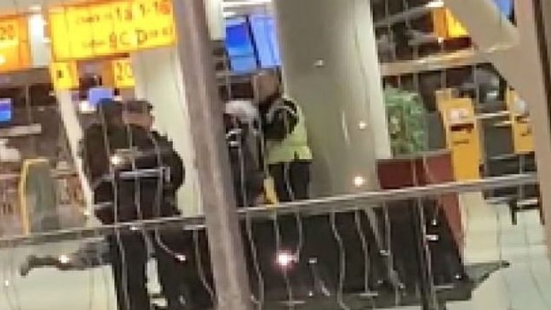 Evakuohet aeroporti i Amsterdamit, një person i armatosur me thikë kërcënonte se ka bombë (Foto)
