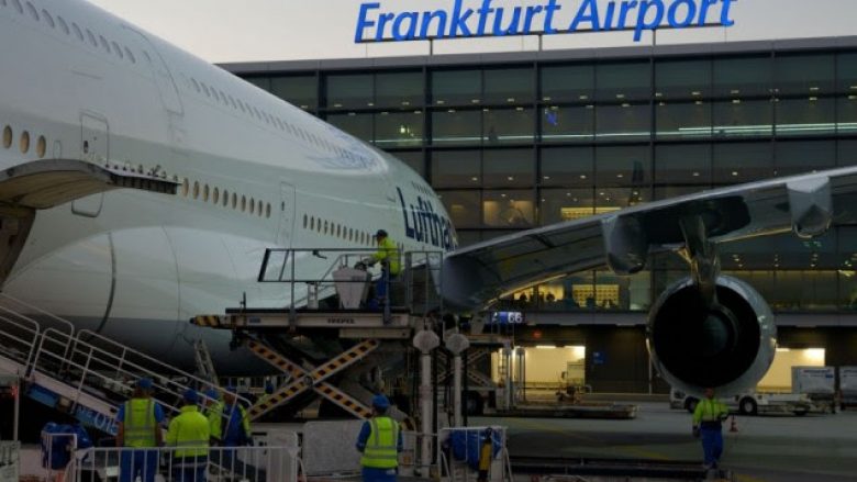Vonesa në Frankfurt: Aeroporti i mbingarkuar, 200 mijë pasagjerë për festa